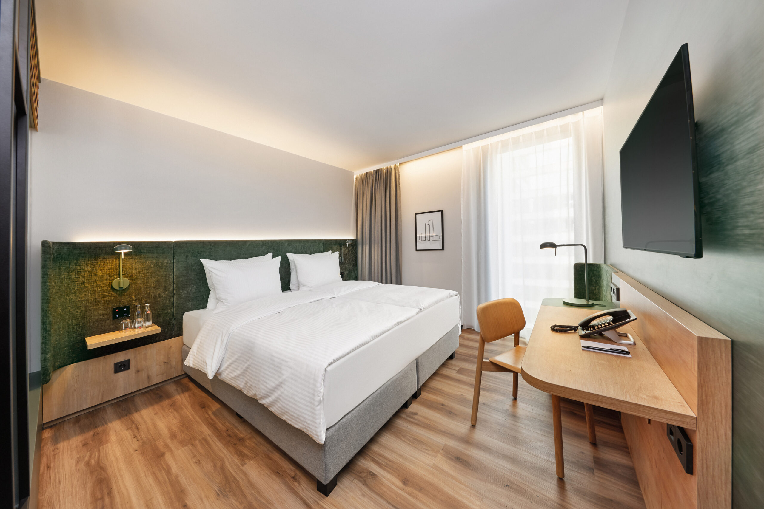 h-hotels_zimmer-komfort-doppelzimmer-01-hplus-hotel-frankfurt-eschborn_L-max.-3000px-_65b2ee97_