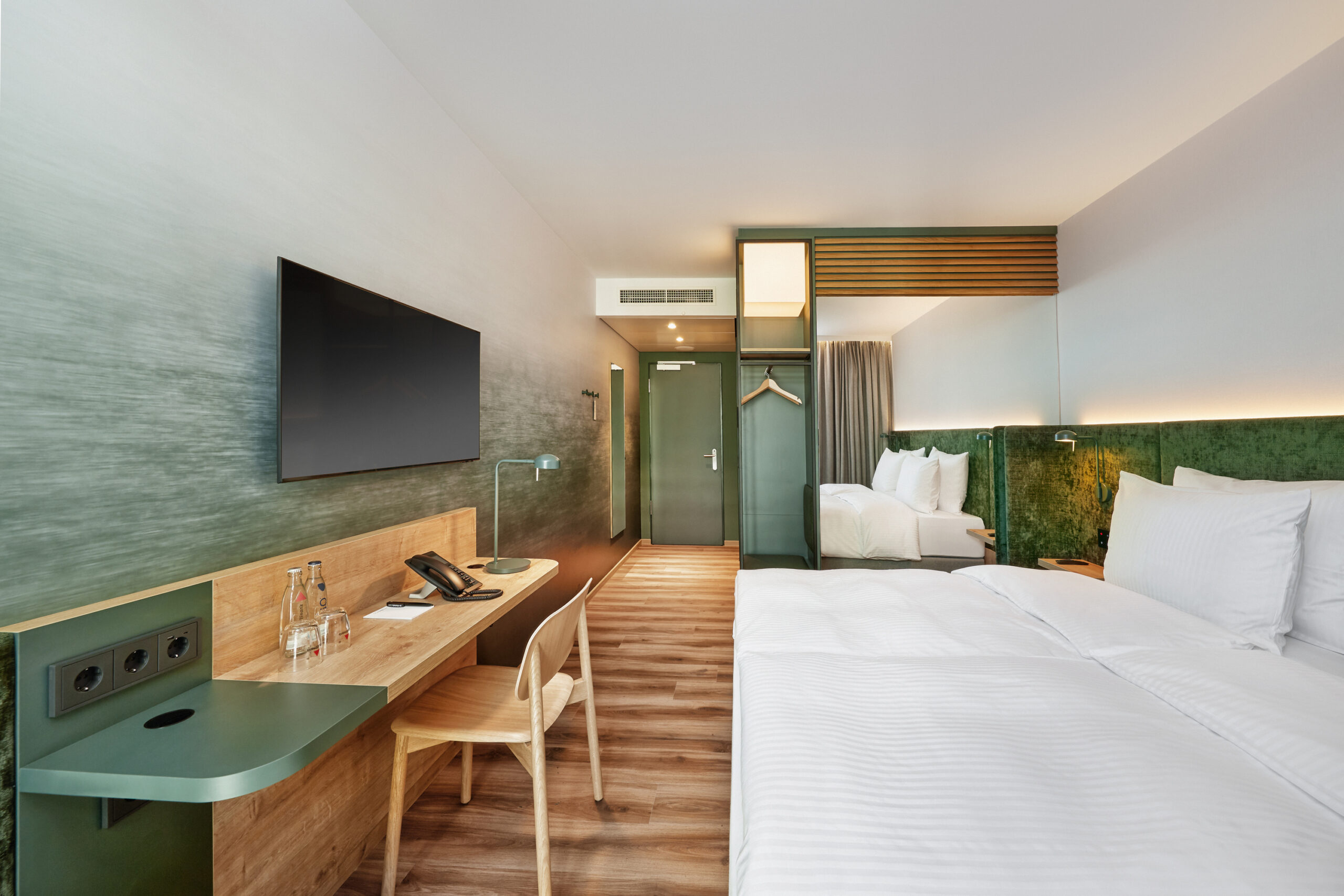 h-hotels_zimmer-komfort-doppelzimmer-02-hplus-hotel-frankfurt-eschborn_L-max.-3000px-_88410bc5_