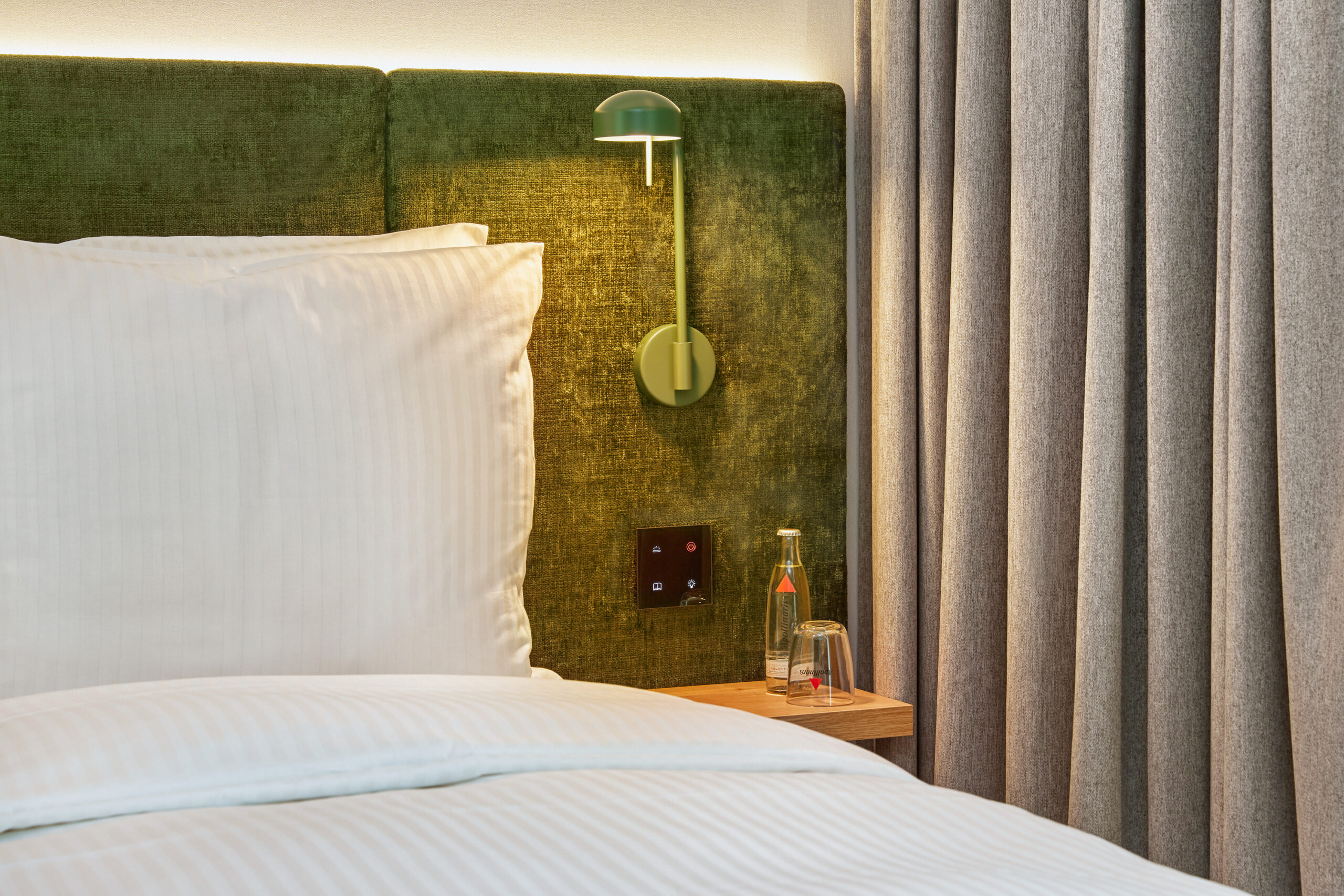 h-hotels_zimmer-komfort-doppelzimmer-04-hplus-hotel-frankfurt-eschborn_L-max.-3000px-_ac60913a_