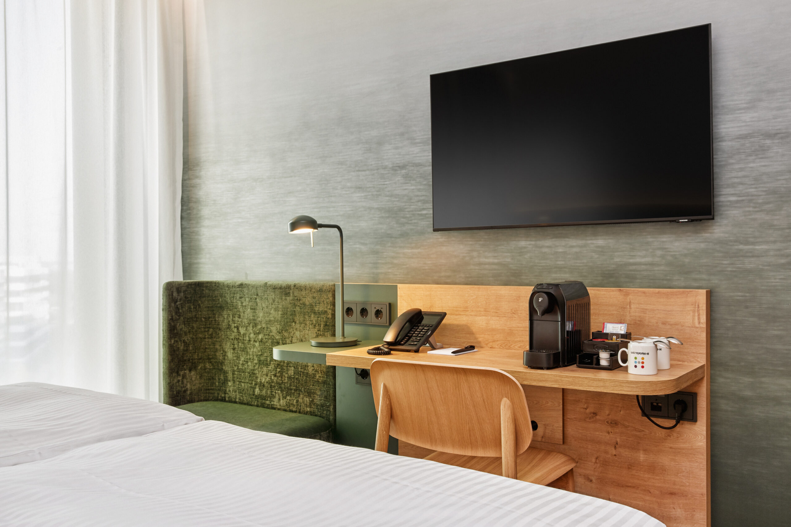 h-hotels_zimmer-superior-doppelzimmer-02-hplus-hotel-frankfurt-eschborn_L-max.-3000px-_c6991919_